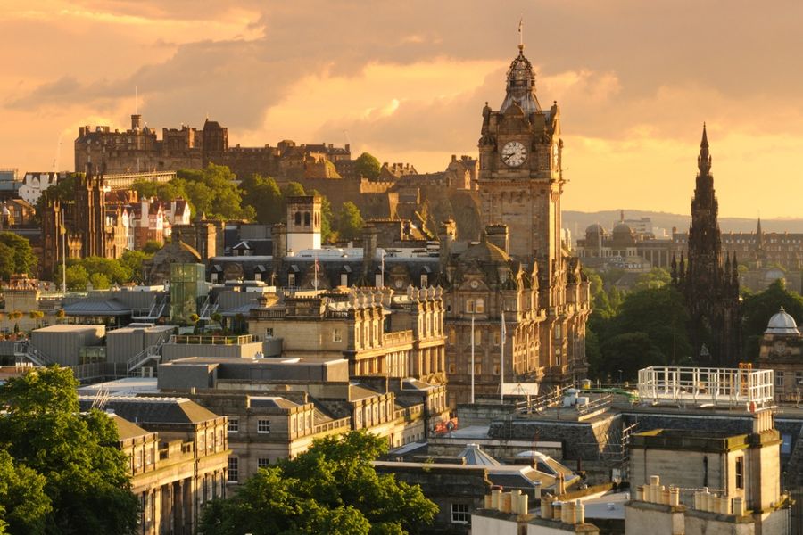 Een foto gemaakt van Edinburgh in de schemering. Het kasteel bevindt zich op de achtergrond aan de linkerkant van de afbeelding.