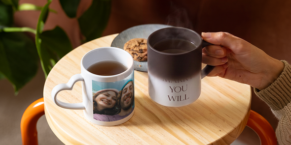 Een gepersonaliseerde warmtegevoelige albelli mok onthult langzaam de woorden ‘Wil je met me trouwen?’, als een creatief en romantisch aanzoekidee.