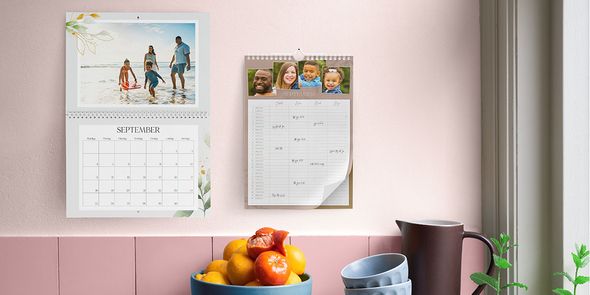 een schoolkalender die aan een roze muur hangt