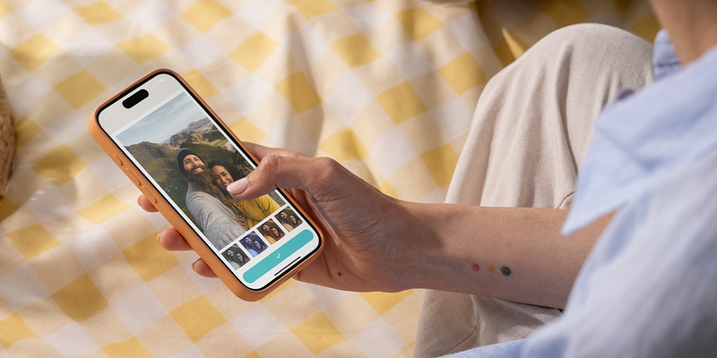 Een close-up van een smartphone waarop een fotofilter-app wordt gebruikt, ontdek de beste gratis fotobewerkingsapps en foto-editor apps met albelli.