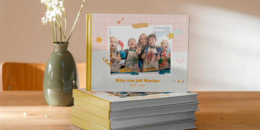 Een albelli schoolfotoboek uit 2026 met lachende kinderen tijdens een kunstles op school, als inspiratie voor schooljaarboeken, schoolfotoalbums en schoolfotoboek-ideeën.
