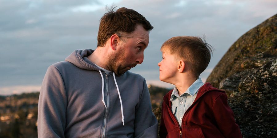 Vader en zoon trekken gekke bekken. Een leuk albelli cadeau-idee voor Vaderdag voor een speelse papa.