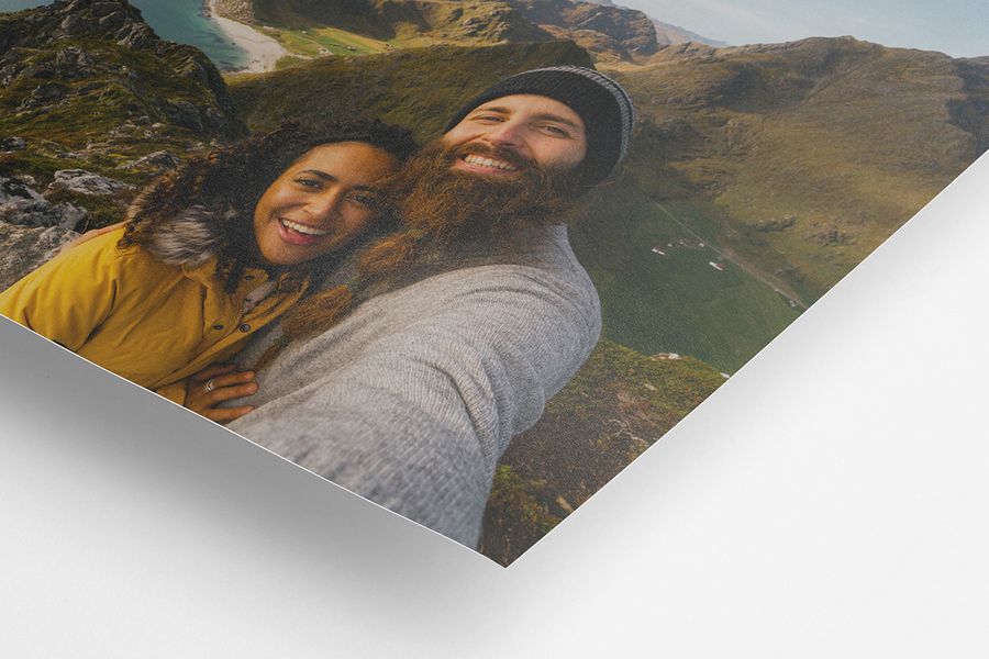 Een mat fotopapier afdruk van een lachend stel, die het verschil toont.