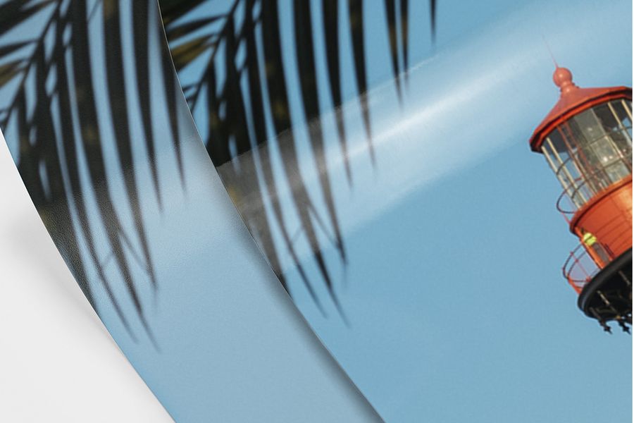 Een mat en glanzend fotopapier naast elkaar van een palmblad.