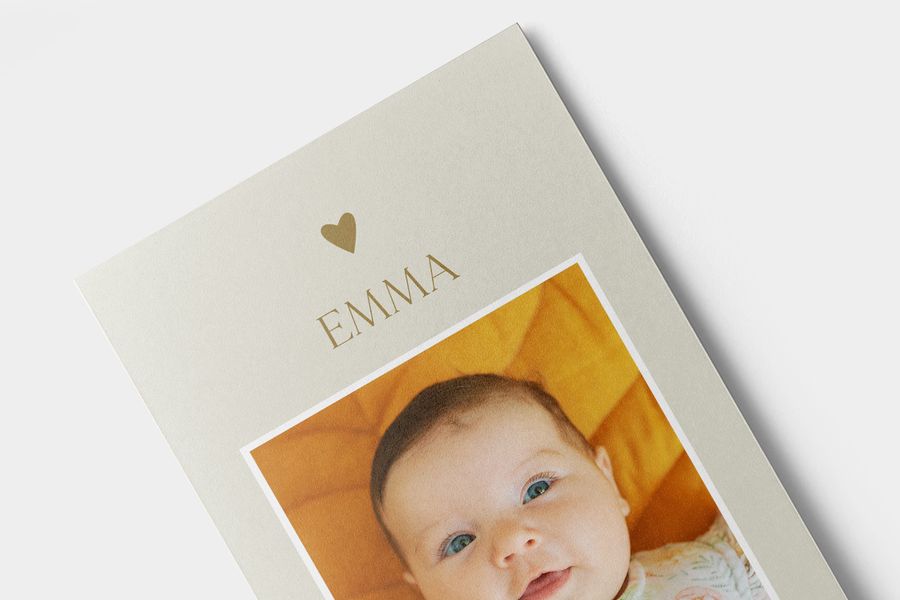 Een foto afgedrukt op mat papier van een babymeisje.