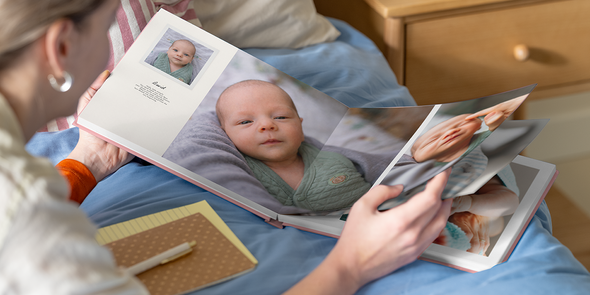 Een open mijn eerste fotoboek van albelli met tekst die laat zien hoe je gepersonaliseerde details toevoegt.