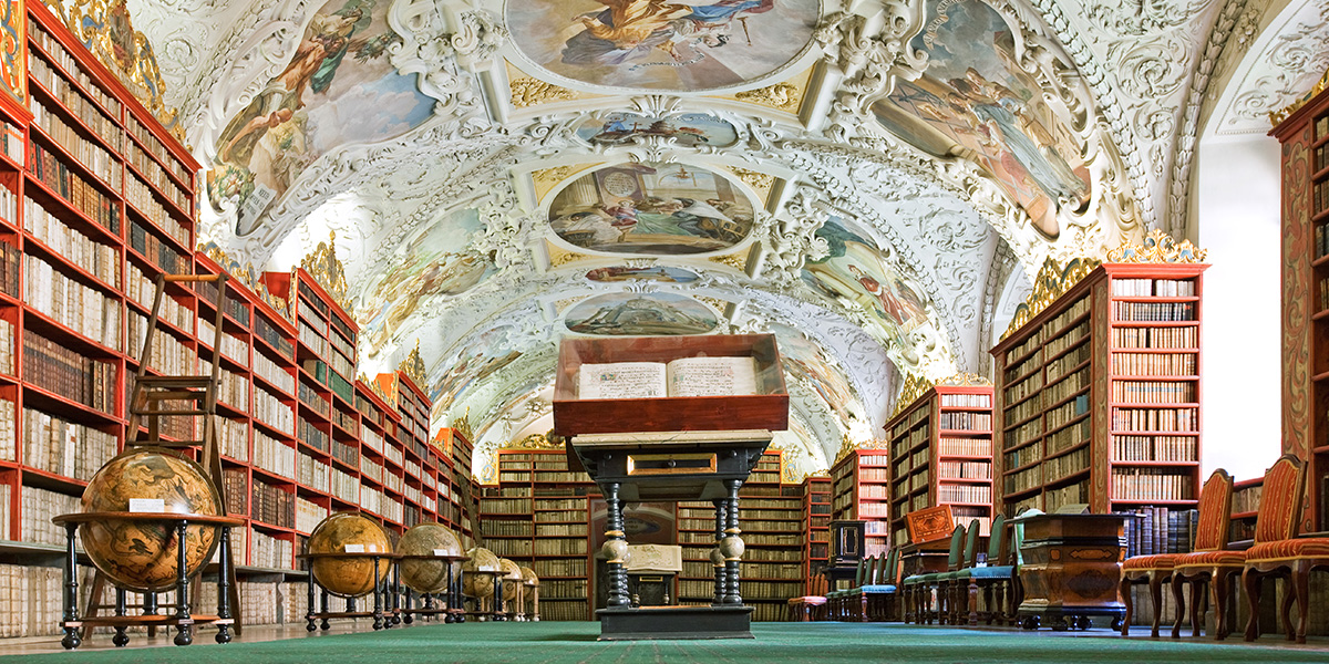 De Theologische Zaal van de Strahov-bibliotheek in Praag, een van de mooiste bibliotheken ter wereld en een topbestemming voor een literaire reis met albelli.