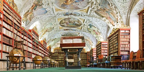 De Theologische Zaal van de Strahov-bibliotheek in Praag, een van de mooiste bibliotheken ter wereld en een topbestemming voor een literaire reis met albelli.