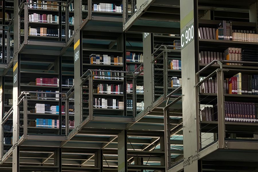 De Vasconcelos-bibliotheek in Mexico-Stad, een futuristische megalibrary met zwevende boekenkasten en een walvisskelet, een indrukwekkende bestemming voor een literaire reis met albelli.