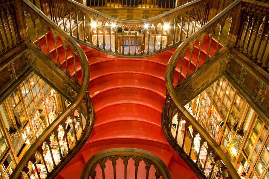 Livraria Lello in Porto, Portugal, met de beroemde karmozijnrode trap en gotische architectuur, een van de mooiste boekhandels ter wereld voor een literaire reis met albelli.