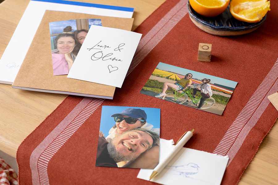 Een selectie van gepersonaliseerde fotoprints en kaarten op een tafel, als voorbeeld van de storytelling-trend en trouwtrends voor 2026 bij albelli.