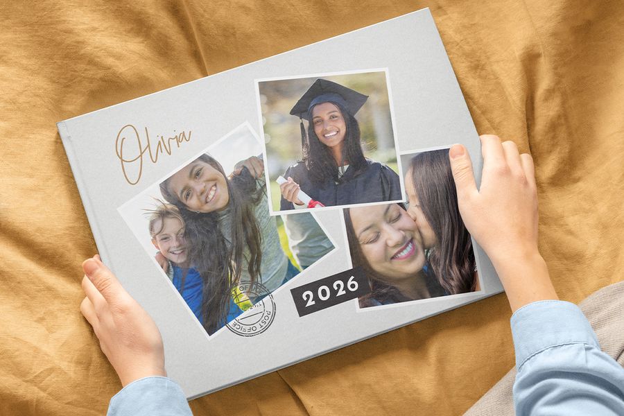 Een albelli afstudeer-fotoboek uit 2026 met drie foto’s op de omslag, waaronder een meisje in toga en afstudeerhoed naast twee familiefoto’s uit haar jeugd, als inspiratie voor gepersonaliseerde afstudeercadeaus en afstudeer-fotoboekideeën.
