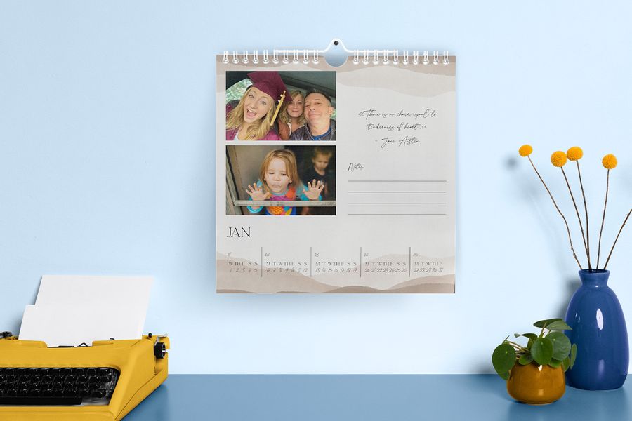 Een gepersonaliseerde albelli wandkalender met een afstudeerfoto naast een jeugdfoto, als inspiratie voor afstudeercadeau-ideeën en gepersonaliseerde fotokalenders.
