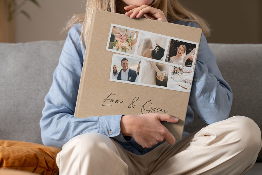 Een vrouw houdt een gepersonaliseerd albelli wedding koffietafelboek op haar schoot vast, als inspiratie voor een wedding koffietafelboek en een gepersonaliseerd koffietafelboek.