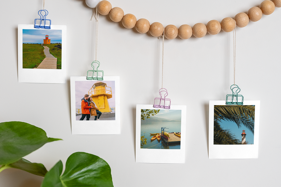 Veel fotoafdrukken hangen aan een touwtje en beelden een memory lane-speurtocht uit, als een creatief aanzoekidee van albelli.