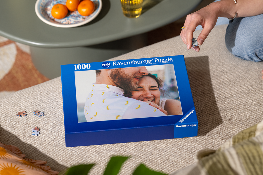 Een gepersonaliseerde albelli puzzel met een gelukkig stel op de voorkant, als illustratie van een verborgen boodschap-puzzel als creatief aanzoekidee.