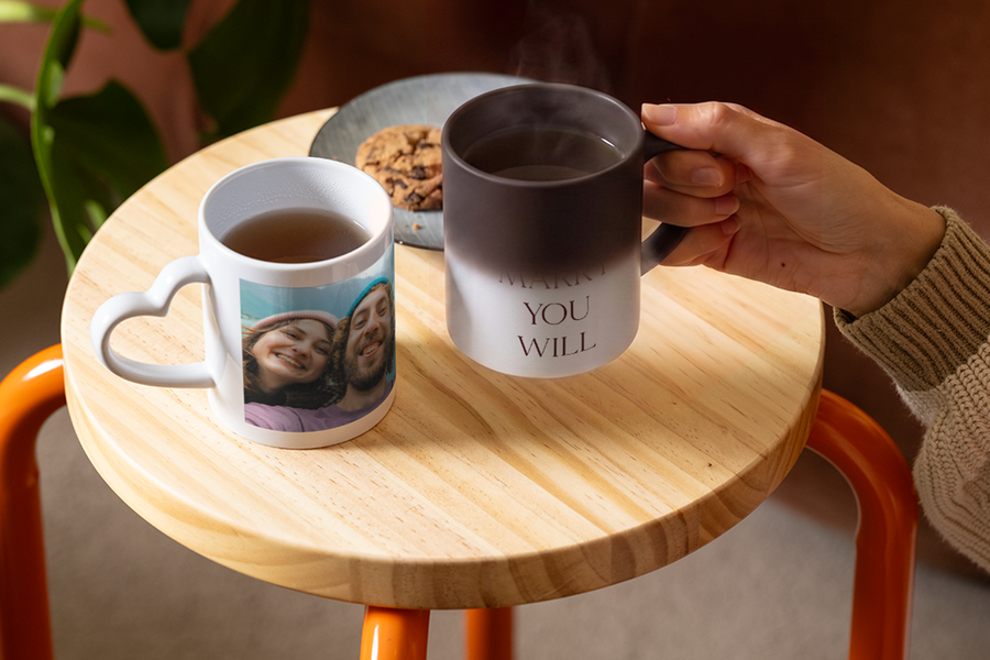 Een gepersonaliseerde warmtegevoelige albelli mok onthult langzaam de woorden ‘Wil je met me trouwen?’, als een creatief en romantisch aanzoekidee.
