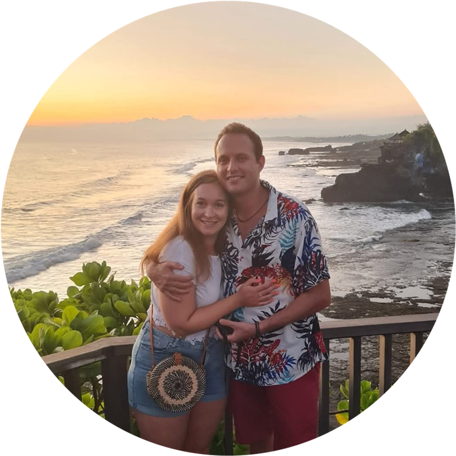 Claudia en haar man glimlachen samen bij een prachtige zonsondergang op Bali, als illustratie van haar romantische aanzoekverhaal.
