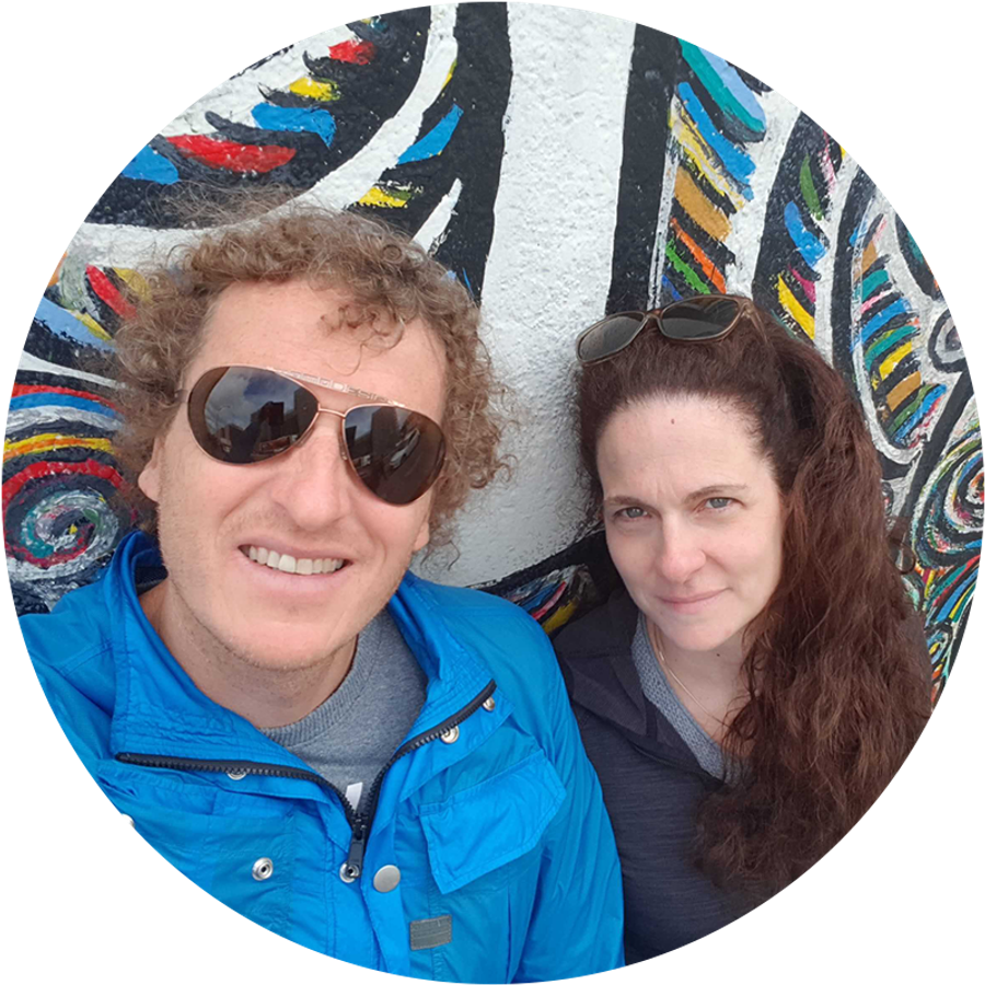 Efrat en haar man maken een selfie bij de Berlijnse Muur, als illustratie van Efrats aanzoekverhaal en een persoonlijk en betekenisvol aanzoekmoment.