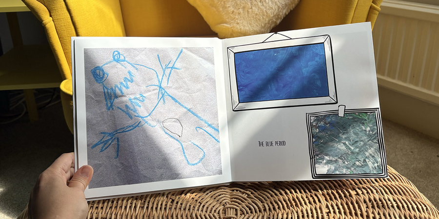 Een geopend kinderfotoboek toont op de linkerpagina een volledige tekening van een monster en op de rechterpagina twee kunstwerken van kinderen met bijschriften en decoratieve randen, ter illustratie van albelli's ideeën voor de lay-out van een kinderfotoboek.
