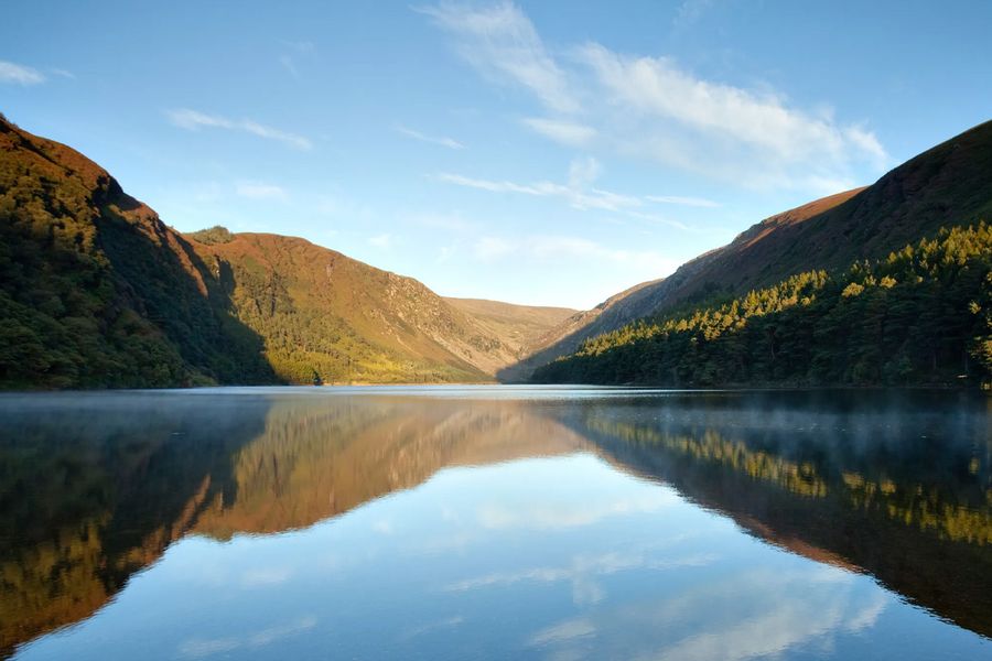 Met heide bedekte hellingen en het beroemde Lough Tay, ook wel 'Guinnessmeer' genoemd, bij Nationaal Park Wicklow Mountains in Ierland, een van de legendarische natuurparken van Europa uit albelli's gids.