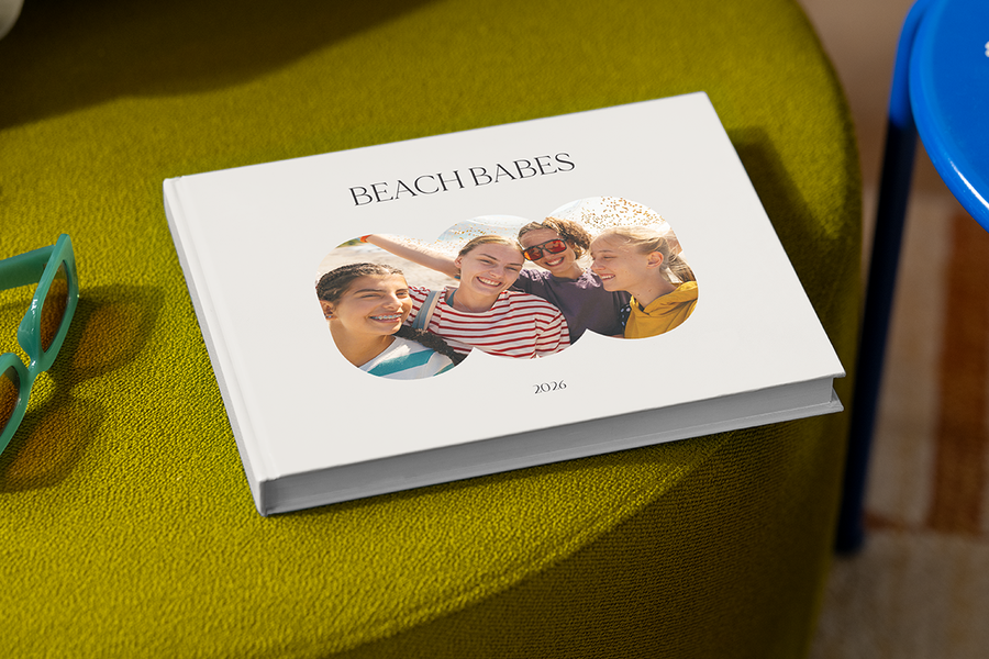 Een fotoboek met vier lachende meisjes op de cover heet 'Beach Babes', ter illustratie van albelli's fotoalbum titel ideeën voor reizen met vrienden.