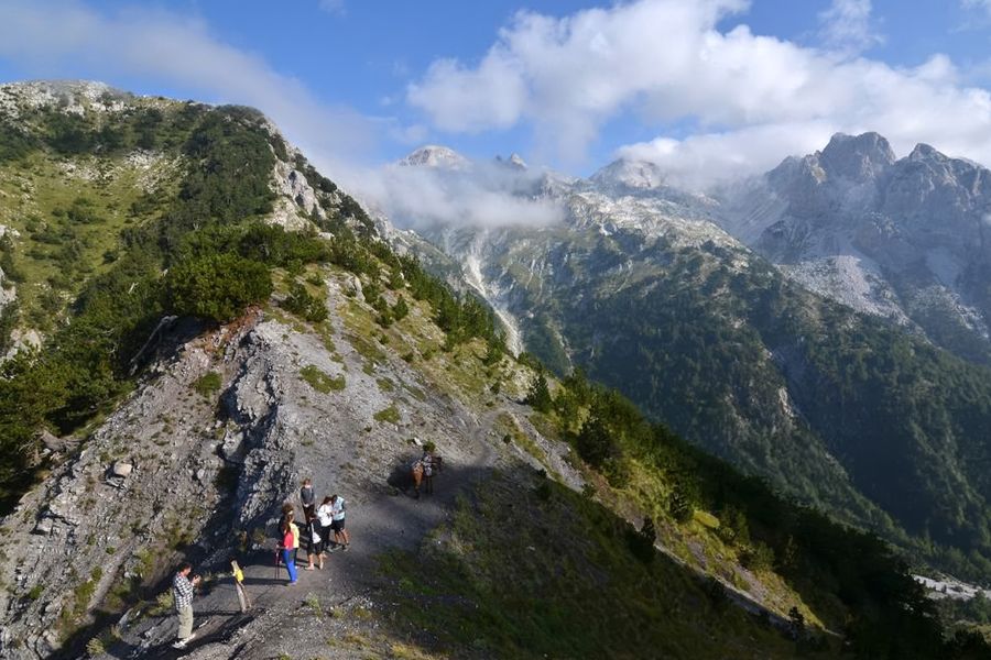 Grillige bergtoppen en rustige alpenmeren bij Nationaal Park Prokletije in Montenegro, ook wel de 'Alpen van de Balkan' genoemd en een van de kanshebbers voor het beste natuurpark van Europa uit albelli's gids.