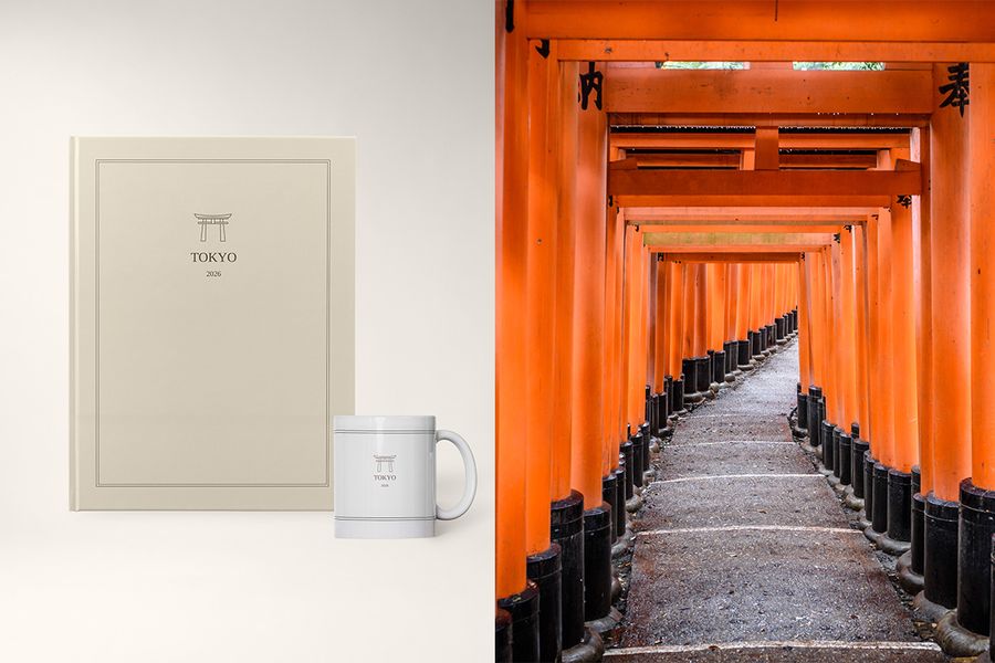 Een fotoboek en mok met de titel 'Tokyo' staan naast een afbeelding van oranje shrines in Japan, ter illustratie van albelli's Archive Edit-ontwerp met strakke lay-outs en subtiele omslagillustraties.