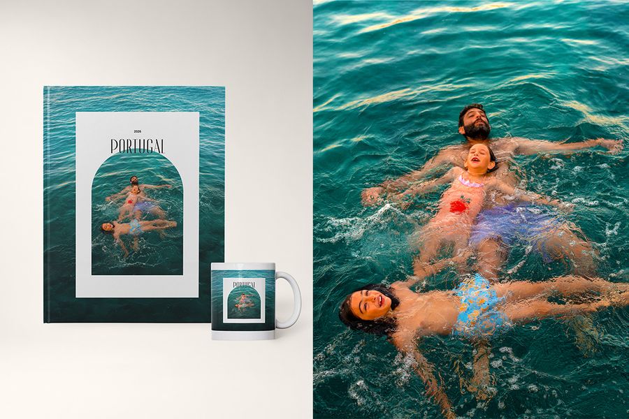 Een fotoboek en bijpassende mok in het Open Arch-ontwerp van albelli, met een vader en zijn twee zoons die spelen in het water, omlijst door zachte boogvormige randen.
