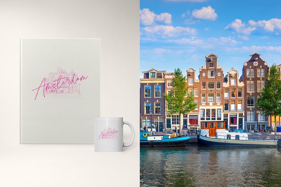 Een fotoboek en mok met de titel 'Amsterdam' tonen een schetsillustratie van de stad, ter illustratie van albelli's City Sketch-ontwerp met originele lijntekeningen en op de bestemming geïnspireerde kleurenpaletten.