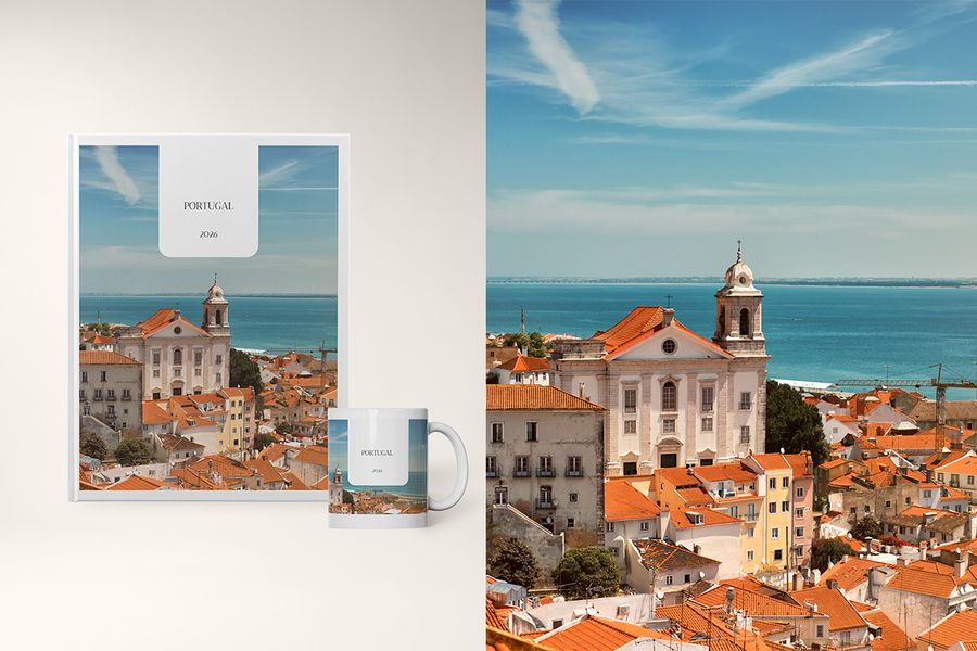 Het Travel Chapter-ontwerp staat naast een bijpassende mok van albelli, met strakke lay-outs en foto's over de volledige pagina voor grote landschappen en prachtige architectuur.