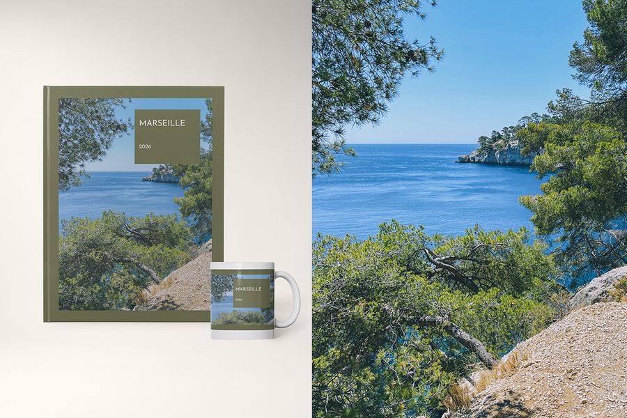 Een fotoboek en mok in het Travel Hues-ontwerp van albelli, met gedurfde kleurblokken geïnspireerd op bestemmingspaletten, zoals de warme terracottatinten van Spanje en de koele blauwtinten van Noorwegen.