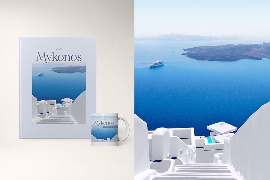 Een mok en een gepersonaliseerd fotoboek met de titel 'Mykonos', met een afbeelding van het eiland, in het My Travelogue-ontwerp van albelli, waarbij titel, bestemming en omslagkleur allemaal aanpasbaar zijn.