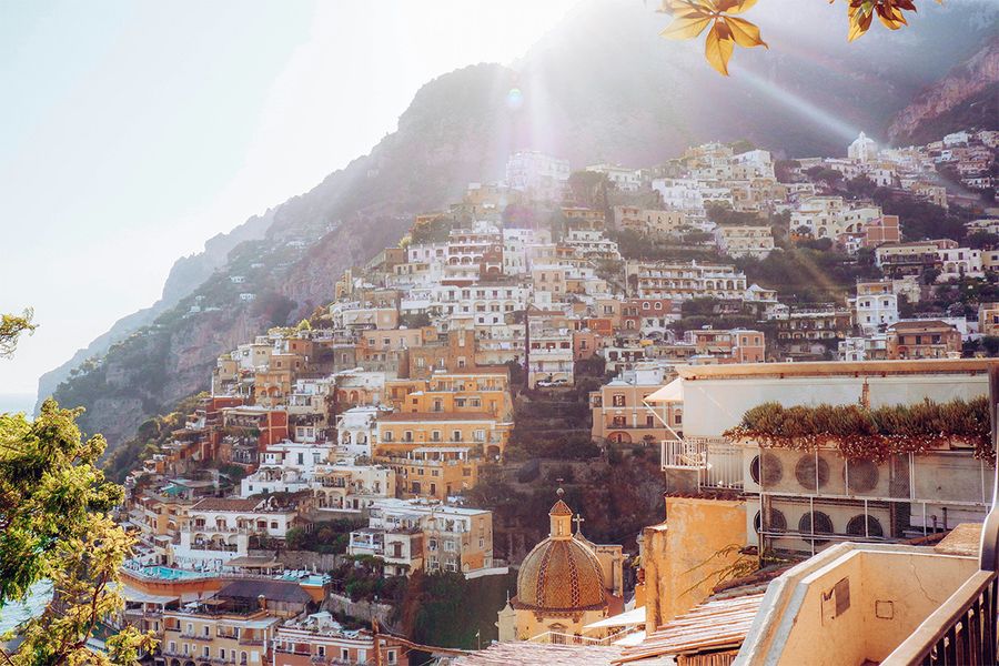 Kleurrijke gebouwen bedekken de heuvel langs de Amalfikust, als beeld van de charme van een Italiaanse septembervakantie.
