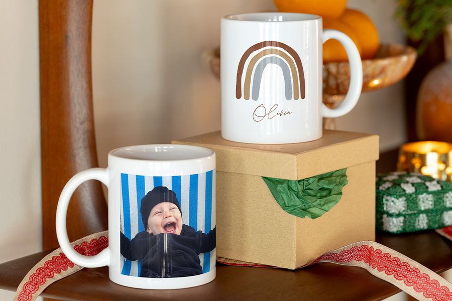 Gepersonaliseerde mok met een foto van een lachende baby erop, ter illustratie van albelli’s ideeën voor gepersonaliseerde mokken als eerste kerstcadeau voor jonge ouders en grootouders.