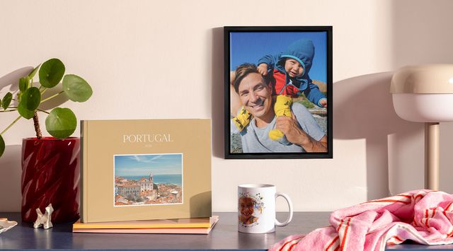 Een collectie gepersonaliseerde fotoproducten op een plank, waaronder een fotoboek, een ingelijste afdruk en een mok.