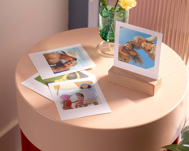 Een collectie fotoafdrukken met favoriete zomerherinneringen.