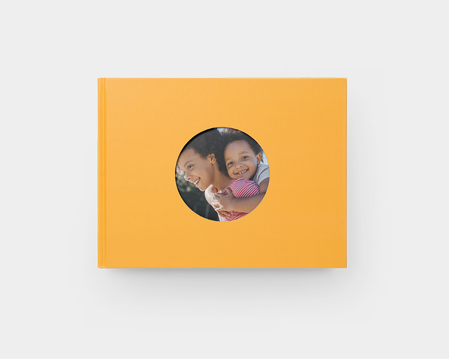 Fotoboek met rond venster in de kaft