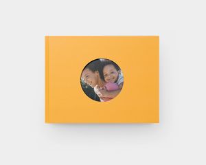 Fotoboek met rond venster in de kaft
