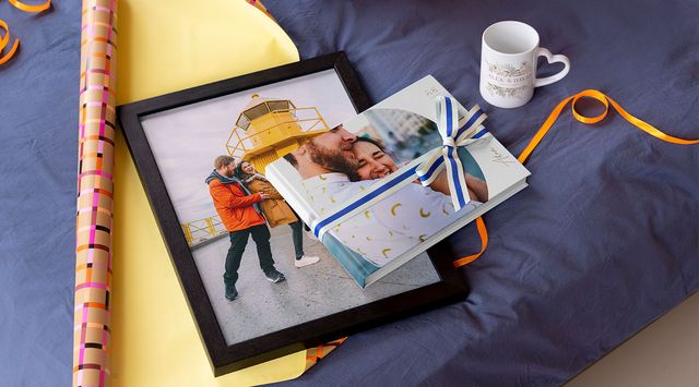 Gepersonaliseerde cadeaus voor een huwelijksjubileum van albelli: een fotoboek, liefdesmok en een ingelijst canvas.