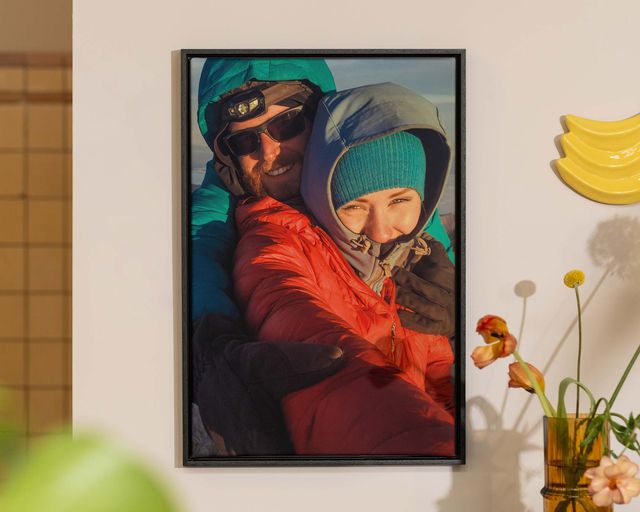 Een ingelijste foto van een stel hangend aan een muur.