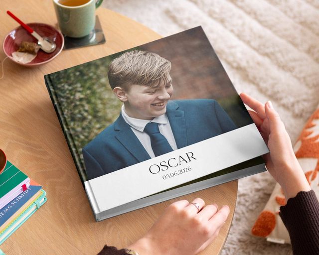 Open fotoboek voor de communie met foto’s van kinderen