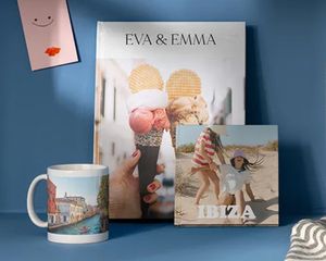 Een selectie gepersonaliseerde albelli fotocadeaus, waaronder een mok met een vakantiefoto en wanddecoratie van twee beste vriendinnen, als inspiratie voor vriendschapscadeaus voor je beste vriendin.