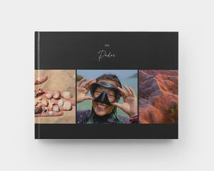 Een gesloten fotoboek met harde kaft in liggend formaat met zomerse foto's op de omslag