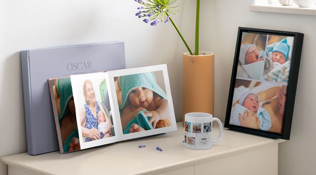 Gepersonaliseerde babycadeaus, zoals een fotoboek of ingelijste wanddecoratie