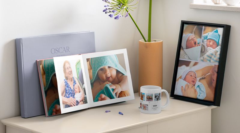 Gepersonaliseerde babycadeaus, zoals een fotoboek of ingelijste wanddecoratie
