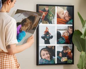 Een vrouw die gepersonaliseerde wanddecoratie bewondert