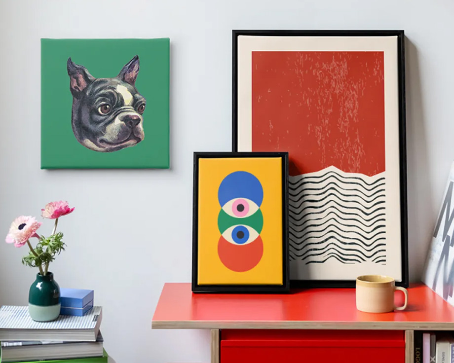 Drie abstracte albelli wanddecoraties naast een stapel platen in een stijlvolle moderne woonkamer, als inspiratie voor moderne wanddecoratie ideeën.