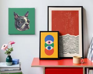 Drie abstracte albelli wanddecoraties naast een stapel platen in een stijlvolle moderne woonkamer, als inspiratie voor moderne wanddecoratie ideeën.