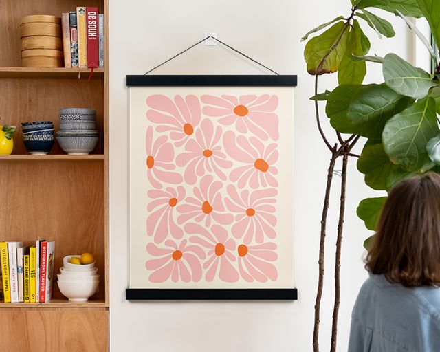 Een poster met een abstract kunstwerk met bloemen.